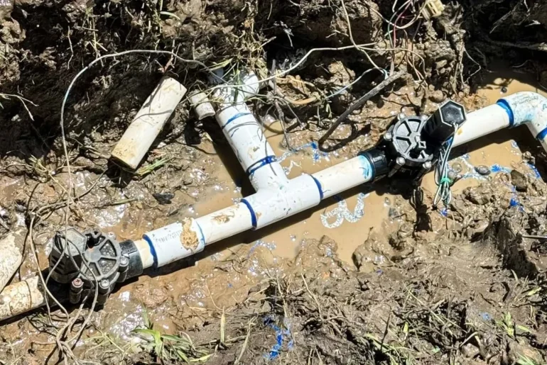 Cleanse Calcium Deposits From a Sprinkler Head